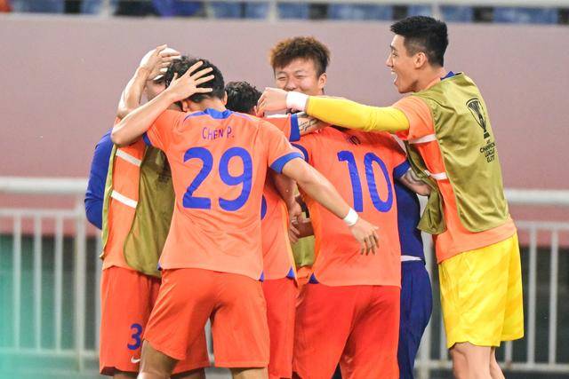 半场-国足暂2-0新加坡 塞鸟国足处子球张玉宁点射谢文能助攻